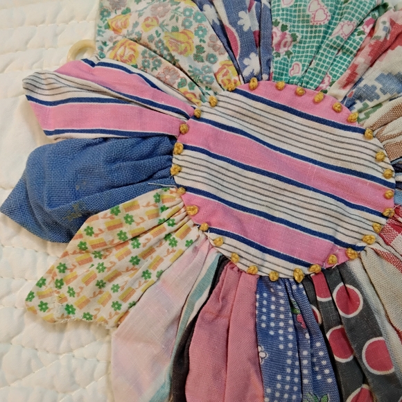 3887 Handstitched Vintage Patchwork Floral Pot Holders, Set Of 2. - Picture 6 of 6